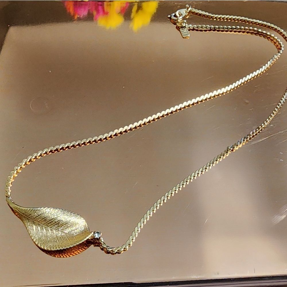 🐢 Golden Leaf necklace. Vintage glam! - Picture 3 of 7
